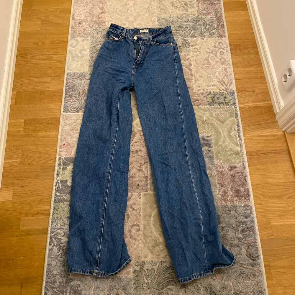Blå högmidjade jeans, stl 34 men långa ben! Jag är 170! . Jeans & Byxor.
