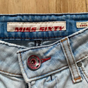 Lågmidjade Miss Sixty jeans - Supersnygga lågmidjade jeans från miss sixty. Säljer pga att de är för små i midjan för mig. Fint skick. Skriv gärna om ni har frågor:)