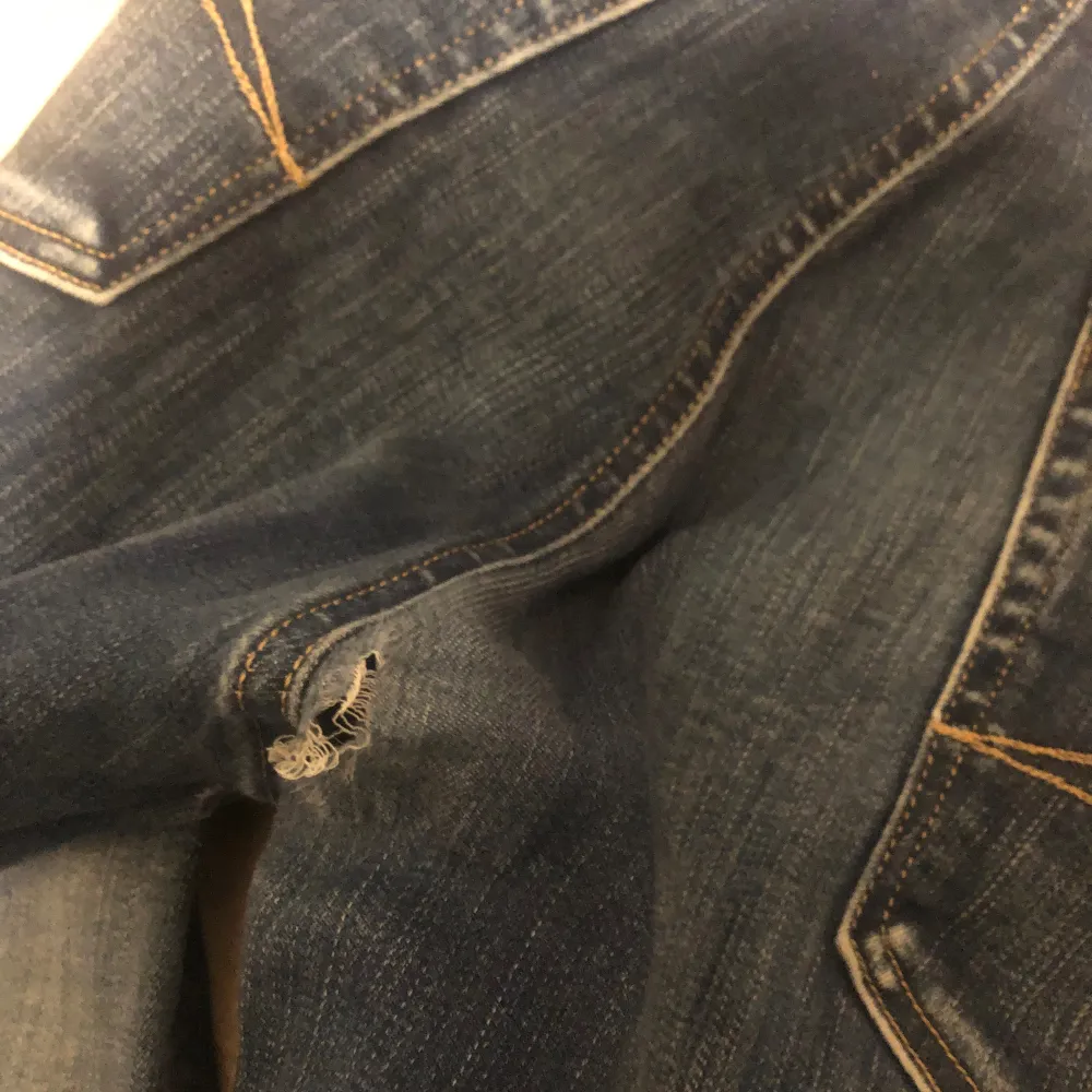 Otroligt snygga Replay grover jeans 👖 i storlek 30/32 sitter lite bredare än anbass modellen. Liten defekt på jeansen se bild 3 därav det låga priset! Väldigt bra skick annars! Tveka inte på att skriva till oss vid minsta lilla fundering :). Jeans & Byxor.