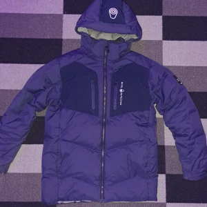 Sail racing jacka - Bra skick säljer för den är för liten för mig annars är den en skön fin puffer jacka som man kan spänna till midjan så den ser puffig ut annars väldigt fin jacka! hör av er vid frågor!