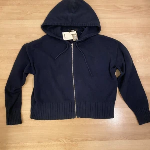 stickad zip-up hoodie från bikbok  - super super gullig zip up hoodie från bikbok som jag köpte i fel storlek, har prislapp på och är aldrig använd! Skriv privat om ni har några frågor eller vill ha bild💗nypris 499kr