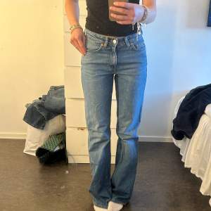 Jeans från weekday, midrise flare🫶🏼 Byxorna är i bra skick och strl W25L34! Hör av er vid frågor eller liknande💗