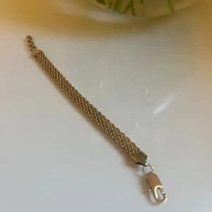 Trendigt armband - Säljer mitt oanvända armband i guldimiterat stål. 