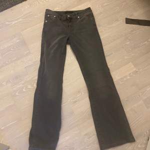 Säljer mina fina grå lågmidjade jeans då jag behöver pengar🙏🏼💗💗 storlek 36 ( skriv om ni vill ha fler bilder)💗
