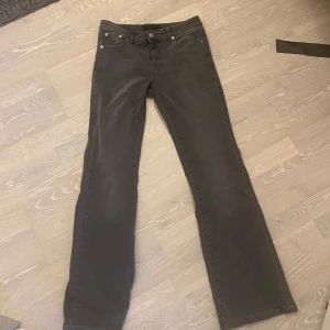 Lågmidjade jeans! - Säljer mina fina grå lågmidjade jeans då jag behöver pengar🙏🏼💗💗 storlek 36 ( skriv om ni vill ha fler bilder)💗