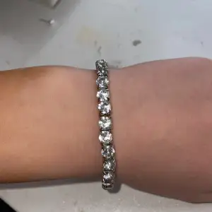 Ett guld armband men silver diamanter på