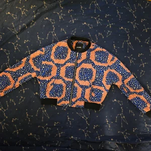 Monki bomberjacka - Mönstrad bomberjacka från Monki som är köpt second hand. 100% polyester. Storlek M!