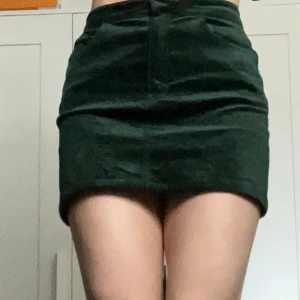 Minikjol i grön sammet  - Bra skick på varan. Säljer eftersom den är lite för tajt för mig. Storlek 34. 