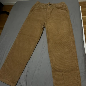 Barn byxor - Byxor som är i en helt perfekt form. Sitter jätte bra och är ganska mysiga. Storlek 158. Passar barn från 9-13 åldern.
