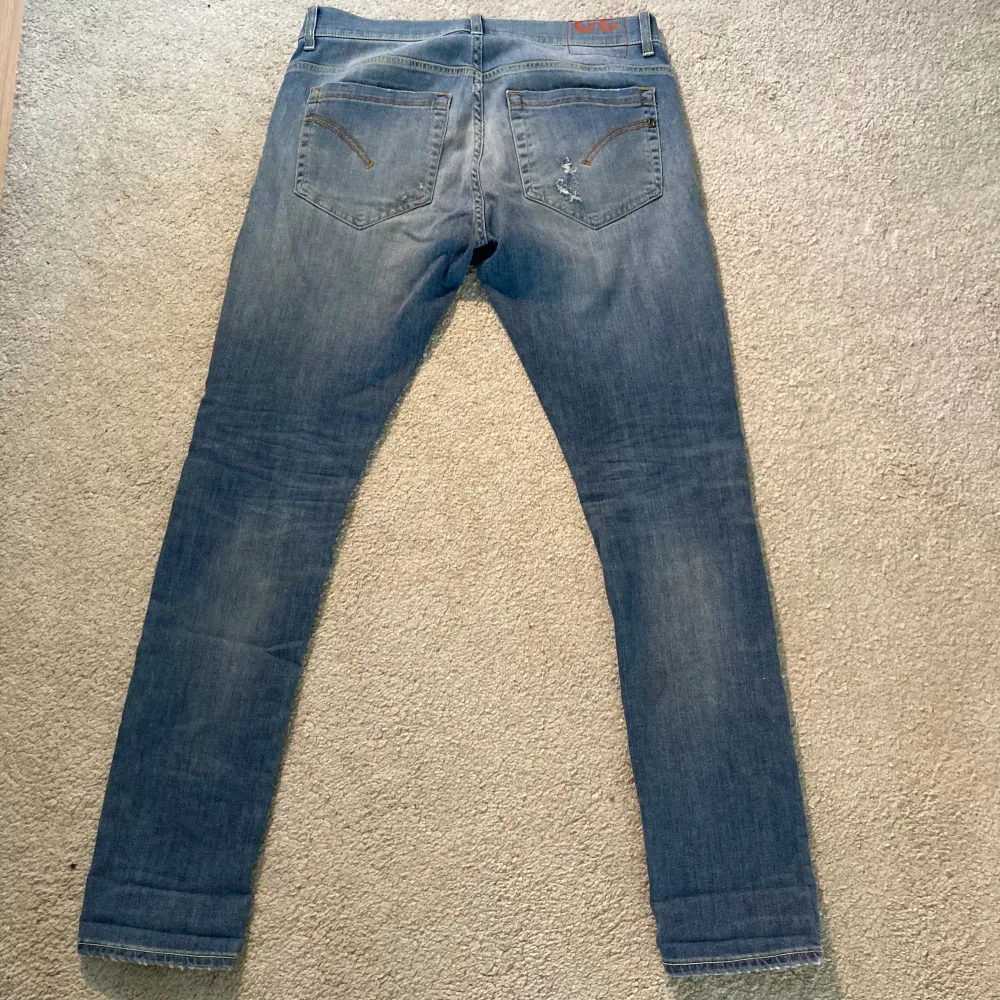 Tja säljer nu mina dondup jeans. De är i super skick och har inga defekter. Jeansen är i storlek 32. Nypris ~3000. Mitt pris 799kr. Hör av er vid frågor! 🤝🏻. Jeans & Byxor.