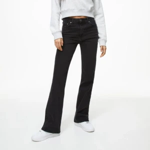 Bootcut Jeans  - Svarta bootcut jeans från hm. Säljer då dom var för korta för mig💕