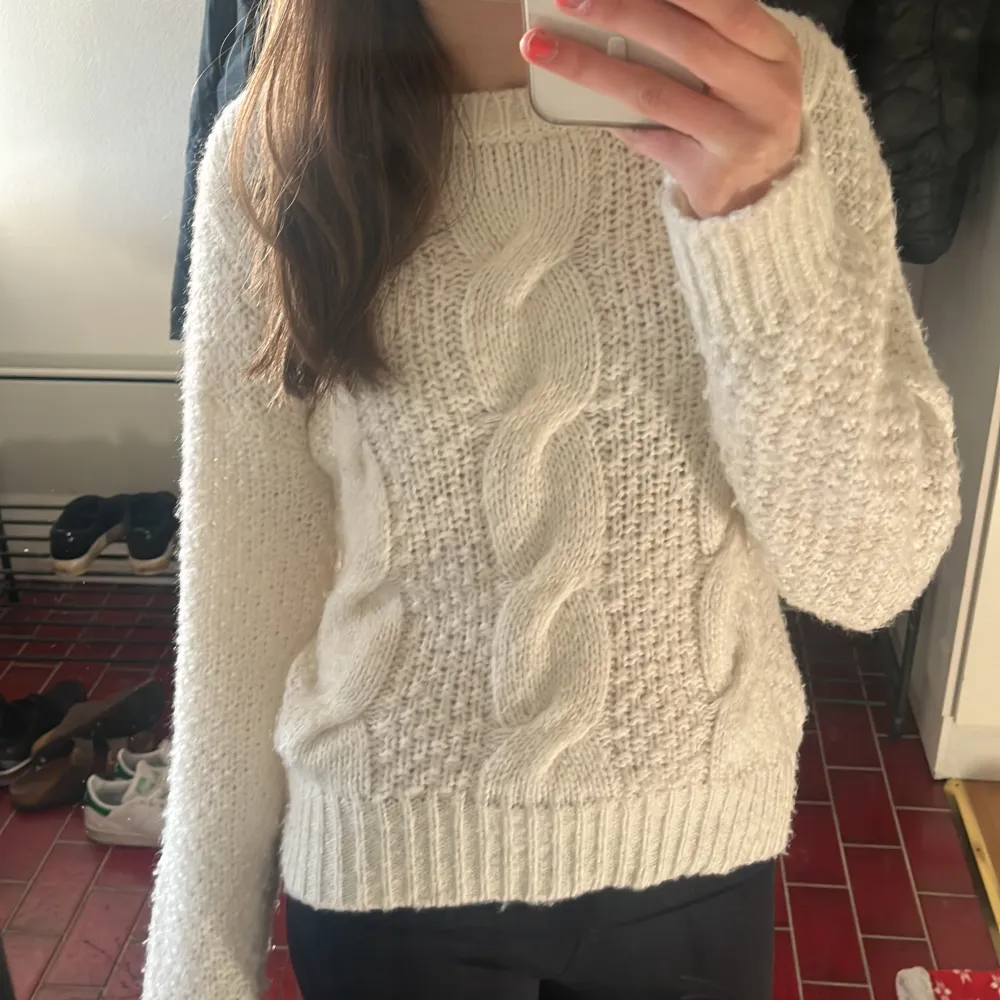 Skön stickad tröja, använd fåtal gånger⭐️. Neuleet.