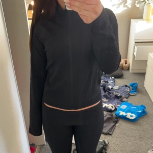 Träningssätt  - Säljer detta räfflade träningssätt med byxorna som är i modellen bootcut. Sättet är köpt på lager 157,vet inte riktigt vad nypris är tyvärr💛