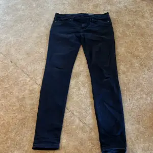 Jeans från Tommy Hilfiger, storlek 30/34, lite stretchigt material