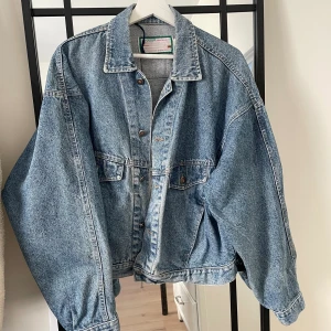 Lee Jeansjacka  - Säljer en croppad jeansjacka från Lee i storlek L. Med större ärmar, ”balongärmar”. Sitter lite större och snyggt.
