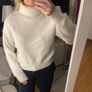 Fluffig tröja  - En fluffig stickad polo tröja från H&M i bra skick. Delen vid halsen går att justera 