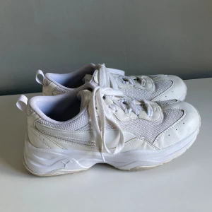 Vita skor - Vita fina puma skor som är sköna att gå i under en längre tid💕 Endast använda ett fåtal gånger! Pris kan diskuteras🌷