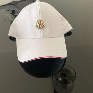 Moncler keps - Fin Moncler keps knappt använd till fyndpris