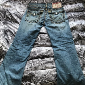 True Religion Jeans - tja! säljer mina true religion då de är för stora😭💯 lite defekter som man kan se på sista bilden men annars så är de prima🤑💯 pm finns om du har några frågor