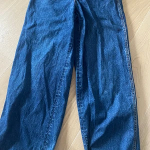Baggy jeans  - Mycket fina baggy mörkblåa jeans i jättebra skick  Andvänd gärna ”köp nu”💕