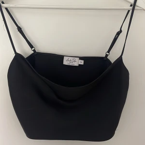 Svart topp - Svart topp från NA-KD. Aldrig använd, endast testad. Köpt för 300 kr 