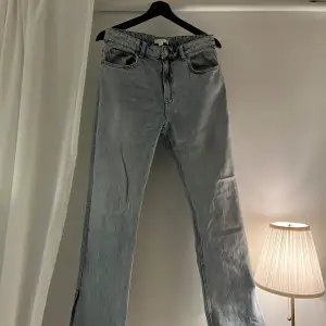 Fina jeans med slits🩷 Använda 1-2 gånger men säljs då dom är för stora för mig!🎀 Storlek 40🌸