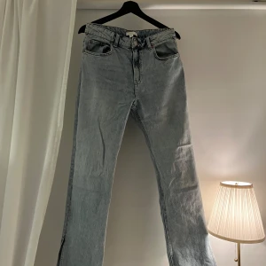 Ljusblå jeans med slits - Fina jeans med slits🩷 Använda 1-2 gånger men säljs då dom är för stora för mig!🎀 Storlek 40🌸