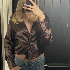 Bikbok blus/shorta - Säljer denna söta blus från bikbok då den inte är min stil längre🤍har gjort om den lite hemma. Bandet kan man ta av om man vill!😚