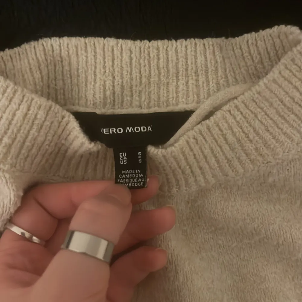 Säljer nu denna söta kortärmade tröjan från Vero Moda i helt nytt skick! De 2 första Bilderna är lånade men swipa för att se hur den ser ut i verkligheten 💞🛍️ Materialet är stickat typ och jättebekvämt!. Tröjor & Koftor.