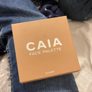 Caia classy palette  - Populär palett från caia i färgen classy o den är knappt använd bara highlightern jag använd typ! ❤️ny pris 445kr (köp med köp nu) 