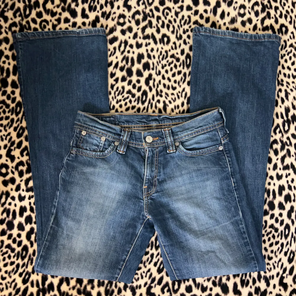 Lågmidjade Bootcut jeans från Levis, fint skick. Innerbenslängd: 80 midjemått: 36 (x2) Om du vill köpa trycker du på köp nu, jag postar inom 24h. Jeans & Byxor.