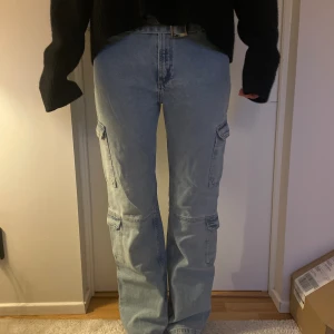 Cargojeans ZARA - Ascoola cargojeans från Zara som är använda 2 gånger, dvd nyskick! De är ganska accurate i storleken, nypris 399 kr.💕