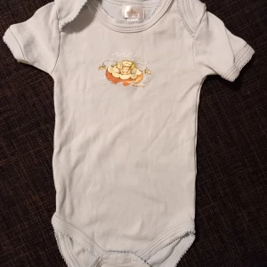 Ljusblå body strl. 56 - Ljusblå kortärmad body i storlek 56 (märkt XS, 0-3 mån) I fint begagnat skick, inga hål eller fläckar. Unisex  Tvättad i parfymfritt tvättmedel och utan sköljmedel.