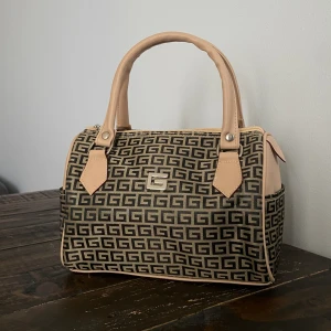 Handväska - Handväska köpt från Humana för ett tag sen! Skicket är okej❤️