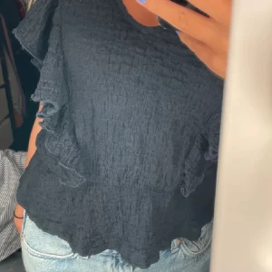 Super fin topp💙 - Säljer denna super fina maribblåa toppen, vet inte vart den är ifrån men jag köpte den här på Plick. Säljer då den ej kommer till användning. I storlek S-M 