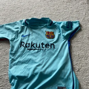 En Barcelona tröja från säsong 17/18  Messi  - Skick 8/10 köpt för 500.  Använd några gånger.         Pris kan diskuteras 