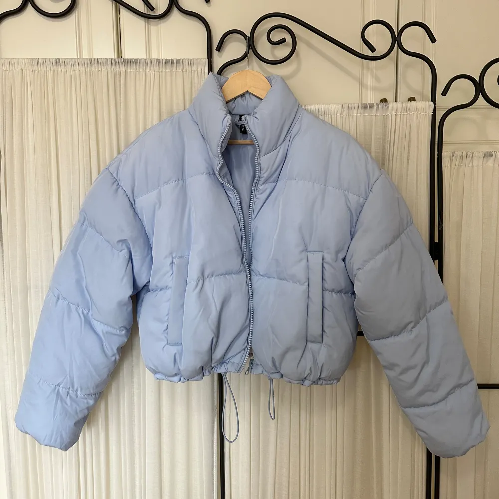 Ljusblå puffer jacket från H&M. Perfekt skick, storlek S💕. Jackor.