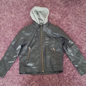 Svart jacka - Jacka i bra skick. Prissäkning ingår.