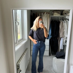 Högmidjade bootcut jeans Bershka 32 - Högmidjade bootcut jeans från Bershka  Storlek 32 (xs) 