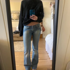 Mavi Jeans - Säljer dessa jättesnygga bootcut jeansen från Mavi. Storleken är 28/32💗💗 
