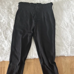 Tygbyxor från Only - Svarta tygbyxor med spetskant från Only, storlek XS