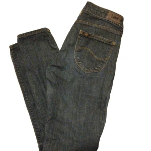 Lee jeans - Ett par Lee jeans i mörk denim modell Scarlett i fint skick.