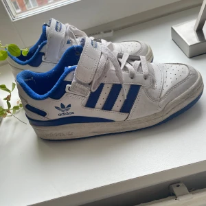 Adidas forum low - Säljer dessa skor eftersom de inte kommer till användning längre. Använda men fortfarande bra skick. Inga större defekter utöver lite smuts som säkert går att ta bort. Nypris 1349kr!💞