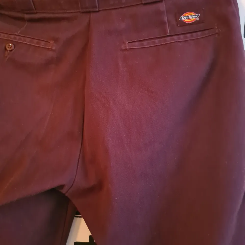 Dickies byxor 874 original fit in ok condition, slight fading from washing. Color is burgundy/purple size 31/32 . Jeans & Byxor.