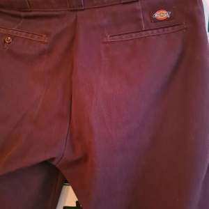 Dickies byxor 874 original fit in ok condition, slight fading from washing. Color is burgundy/purple size 31/32 