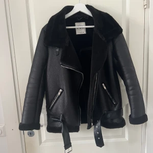 Jacka  - Jacka från ZARA, jätteskön och passar bra för våren, hösten och vintern. 