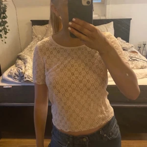 spets kortärmad / topp - nyskick  man ser förgen mest rättvis på de 2 sista bilderna!🙌🏼☀️ Persikofärgad typ