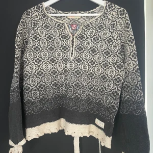 Odd molly tröja  - Säljer denna sköna tröjan från Odd Molly, sparsamt använd (inga defekter)  Tröjan är i storlek 2 vilket motsvarar storlek M. Tröjan är regleringsbar med snören i ryggen där man kan reglera hur tajt den sitter runt midjan. 