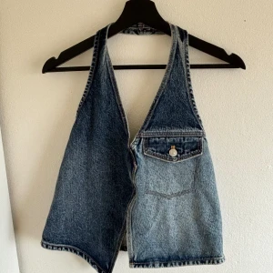 Zara väst - Zara topp i jeanstyg som är helt slutsåld! Sjukt snygg men valde att ej behålla den, därav är prislapp kvar🥰💓 storlek M men sitter mer som en S