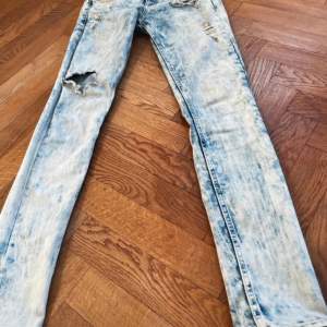 👖skinny jeans Ett par Low waiste blåa jeans, mjuka och stretchiga  Har haft dem ett tag men inga anmärkningar Höft till höft 37 cm Storlek: 29/32 Märke: HM Material: 97% bomull 